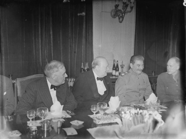 چرچیل و روزولت و استالین در طی کنفرانس تهران