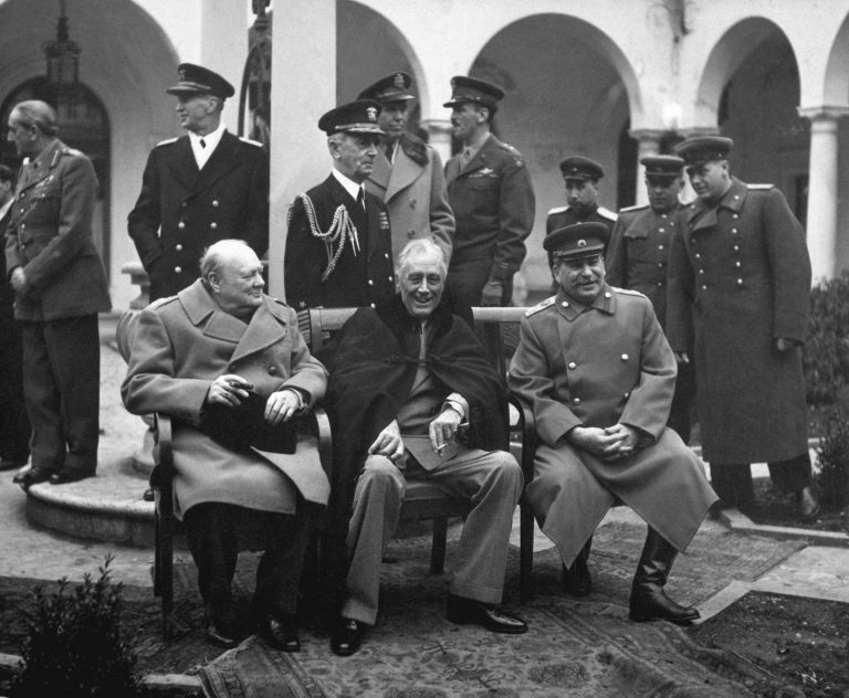 چرچیل و روزولت و استالین در کنفرانس تهران
