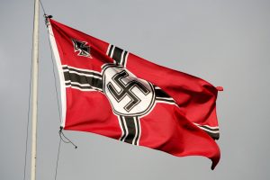 جنایات نازی‌ها - پرچم سفید